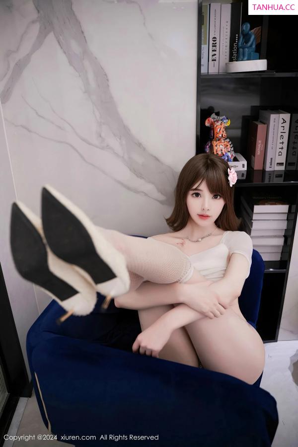   [XiuRen]高清写真图 2024.04.17 No.8407 梦灵儿Mini 丝袜美腿第18张图片